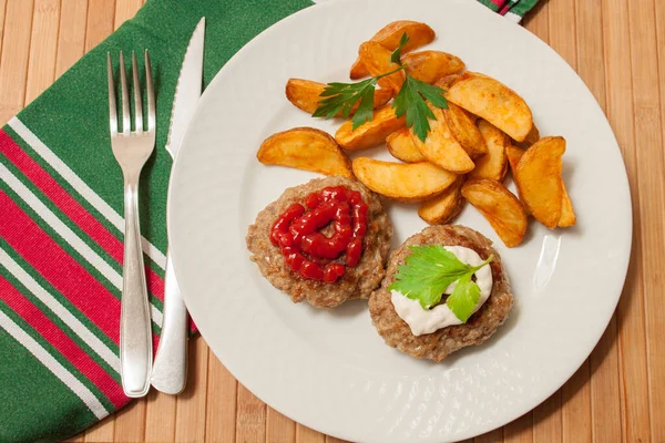 Carne Res Hecha Casa Carne Burguesa Parrilla Con Patatas Fritas — Foto de Stock