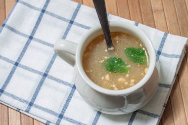 Beyaz tabakta ev yapımı sebze çorbası.