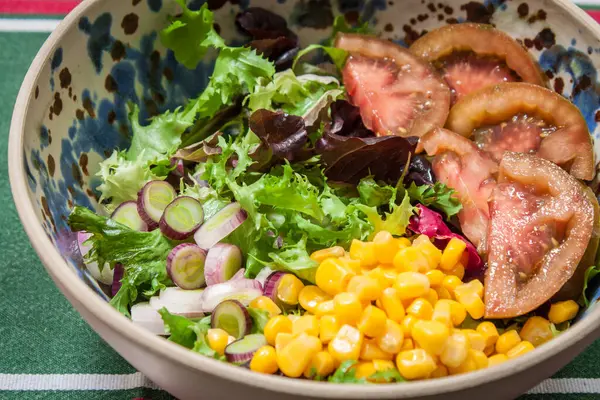 Hausgemachter Frischer Salat Mit Schwarzen Tomaten Und Mais — Stockfoto