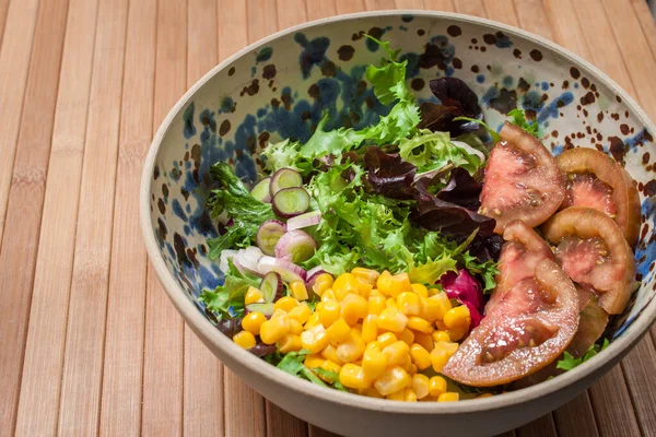 Salada Fresca Caseira Com Tomate Preto Milho — Fotografia de Stock