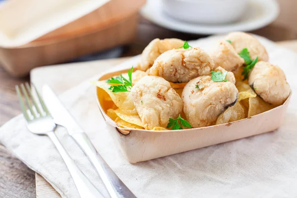 Gefrituurde Vis Geserveerd Met Aardappelchips — Stockfoto