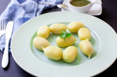 Pesto soslu el yapımı İtalyan makarnası.