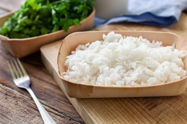 Maydanozlu bambu kasesinde pilav.