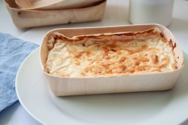 Tahta tepside ev yapımı bolonez lazanya.