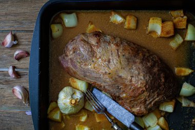 Domuz pirzolası yapmak için bir parça domuz pişiriyorum.