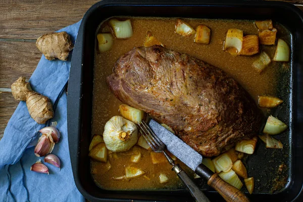 Domuz pirzolası yapmak için bir parça domuz pişiriyorum.