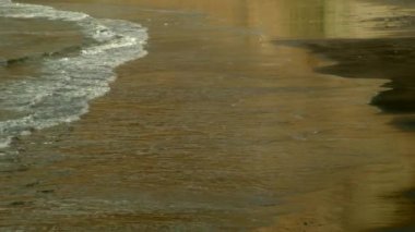  okyanusta sörf sörfçü ile genç kız , Tenerife tatil , Taganana en iyi plajlarından biri
