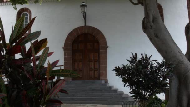 Старі дерев'яні двері до Antigue церкви — стокове відео