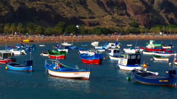 Παραλία το καλοκαίρι ώρα, πολύχρωμες βάρκες, που περιμένουν για fishmen — Αρχείο Βίντεο