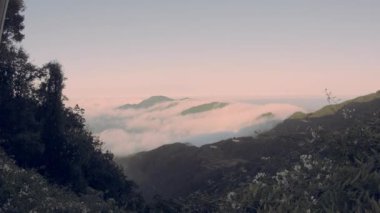 Bulutlarda dağlar, rüzgarla hareket