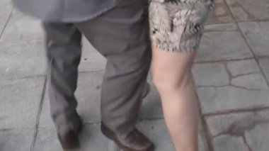 Bacaklar, parti küçük köyde dans