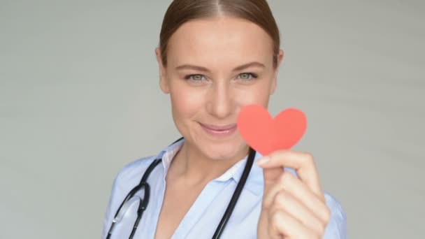 幸せなうれしそうな心臓の医者。フル Hd ビデオ — ストック動画