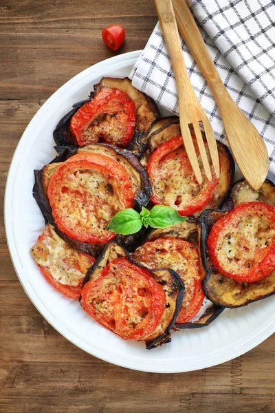 Pieczony bakłażan z pomidorami — Zdjęcie stockowe
