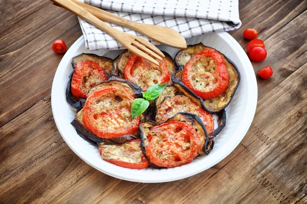 Gebackene Auberginen mit Tomaten — Stockfoto