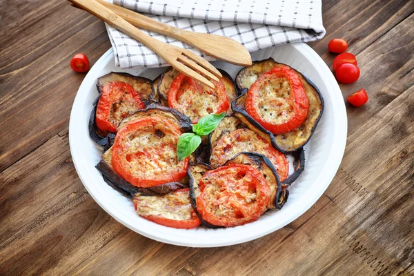 Baked eggplant with tomatoes — Stock Photo, Image