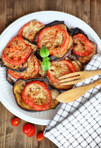 Gebakken aubergine met tomaten — Stockfoto