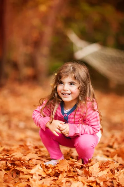 Ωραίο κορίτσι παίζει στο πάρκο φθινόπωρο — Φωτογραφία Αρχείου