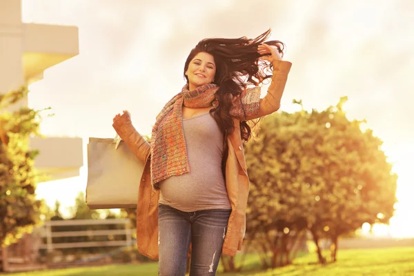 Mujer embarazada disfrutando de las compras —  Fotos de Stock