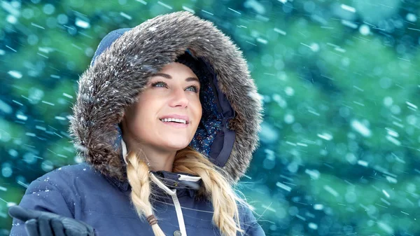Ευτυχισμένη γυναίκα στο πάρκο του χειμώνα — Φωτογραφία Αρχείου