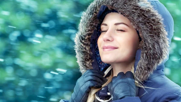 Mutlu bir kadın kış parkı — Stok fotoğraf