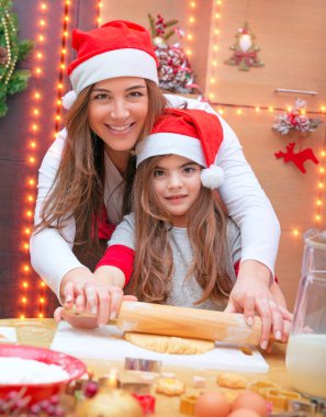 Mutlu aile Noel kurabiye yapma