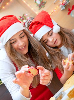 Anne ve kızı Noel tatlılar yapıyor