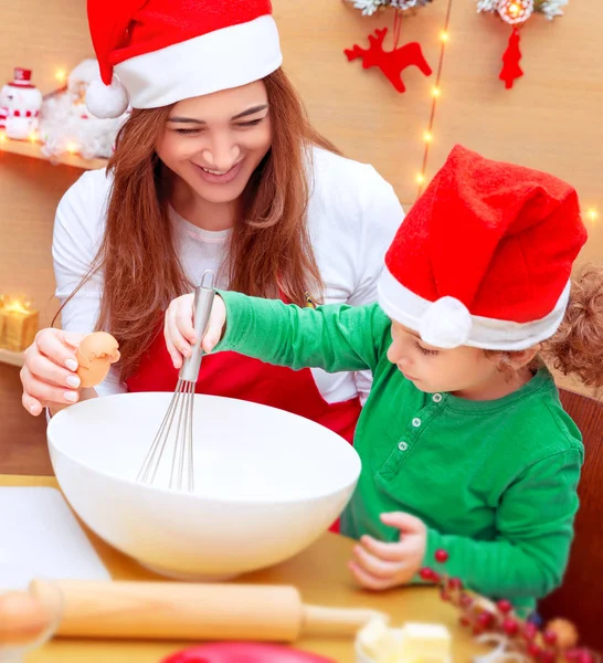 Matka se synem, pečení vánočního cukroví — Stock fotografie