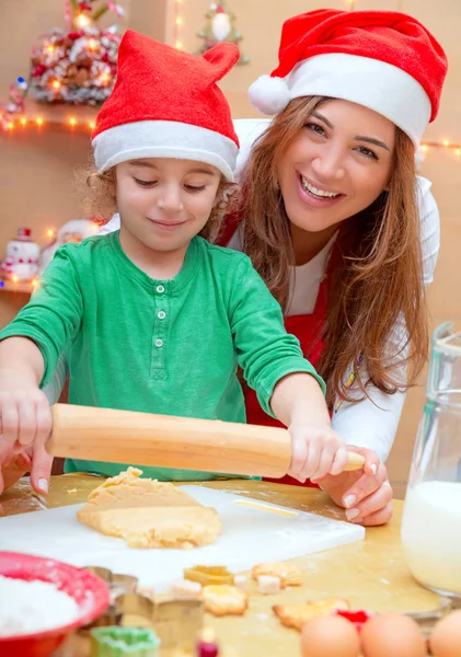 Madre con hijo haciendo galletas de Navidad — Foto de Stock