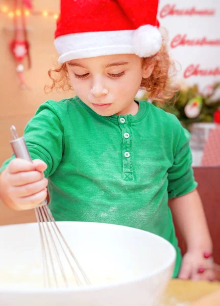 Malý chlapec dělat vánoční cukroví — Stock fotografie
