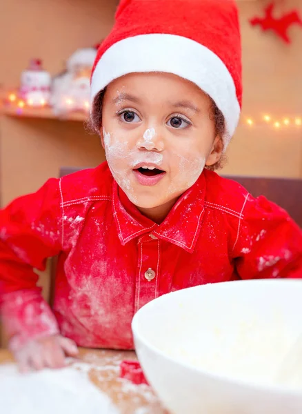 Liten pojke att göra julkakor — Stockfoto