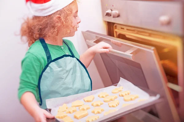 Petit garçon faisant des biscuits de Noël — Photo