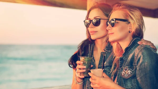 Hermosas chicas en el café al aire libre — Foto de Stock