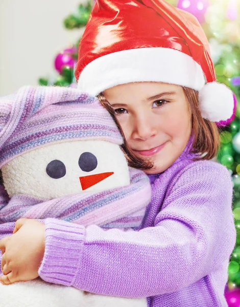 Menina bonito com boneco de neve brinquedo — Fotografia de Stock