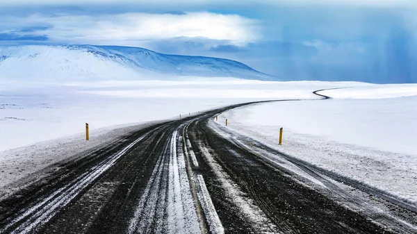 İzlanda'nın karlı yol — Stok fotoğraf