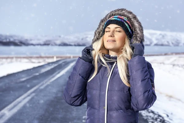 Mooi meisje enjoyong winter — Stockfoto