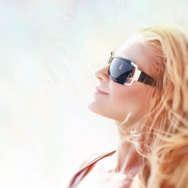 Güneşli güzel kadın