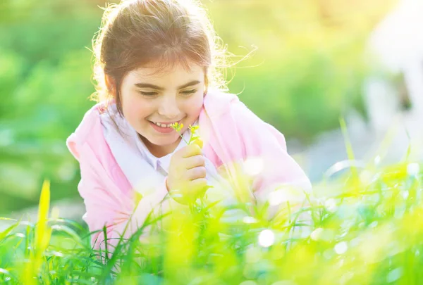 Lieve babymeisje op het veld — Stockfoto