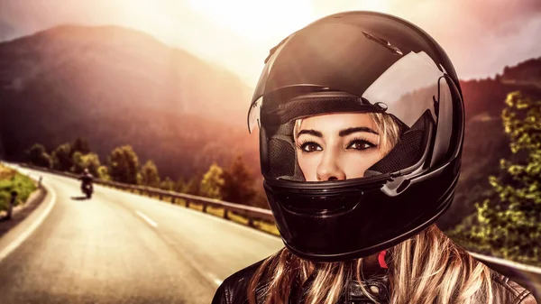 Güzel kadın motorcu — Stok fotoğraf
