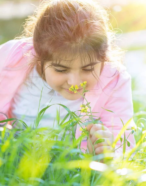 花を楽しむ女の子 — ストック写真