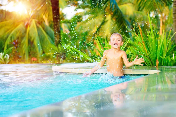 Маленький мальчик в бассейне — стоковое фото