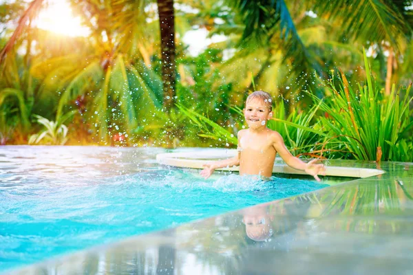Милый мальчик в бассейне — стоковое фото