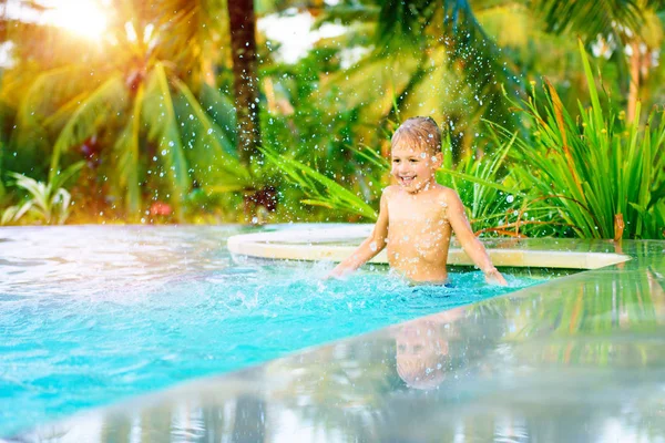 Веселый мальчик в бассейне — стоковое фото