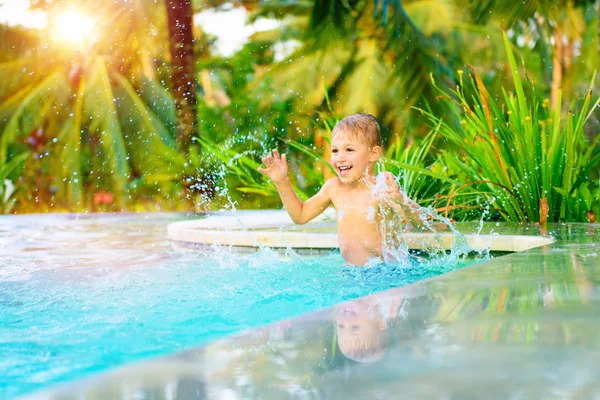 快乐的男孩在游泳池 — 图库照片