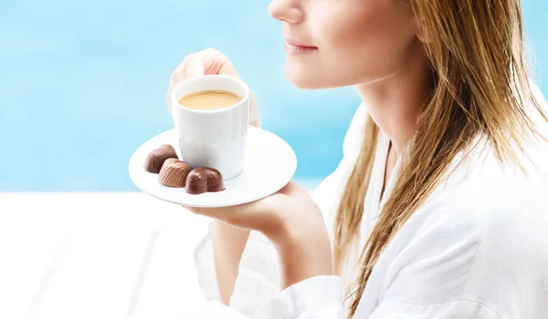 Koffie drinken in de ochtend — Stockfoto