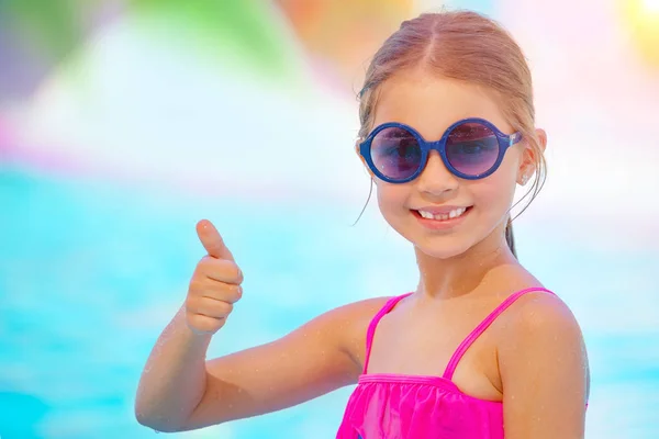 Glückliches Mädchen am Strand — Stockfoto