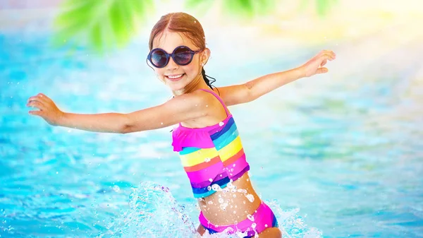 Menina brincando na piscina — Fotografia de Stock