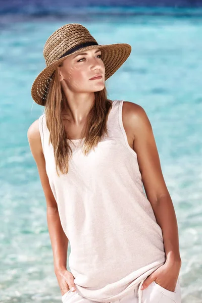 Pretty woman on the beach — Stock Photo, Image