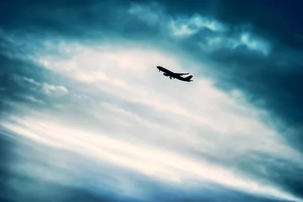 Airplane in the sky — Stock Photo, Image