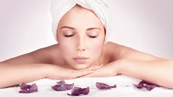 Hermosa mujer en el spa — Foto de Stock