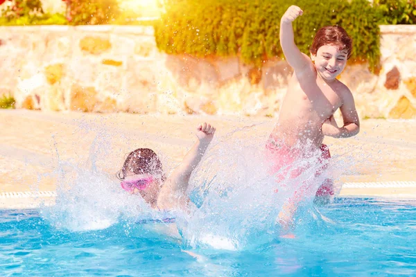 Twee gelukkige kinderen in het zwembad — Stockfoto